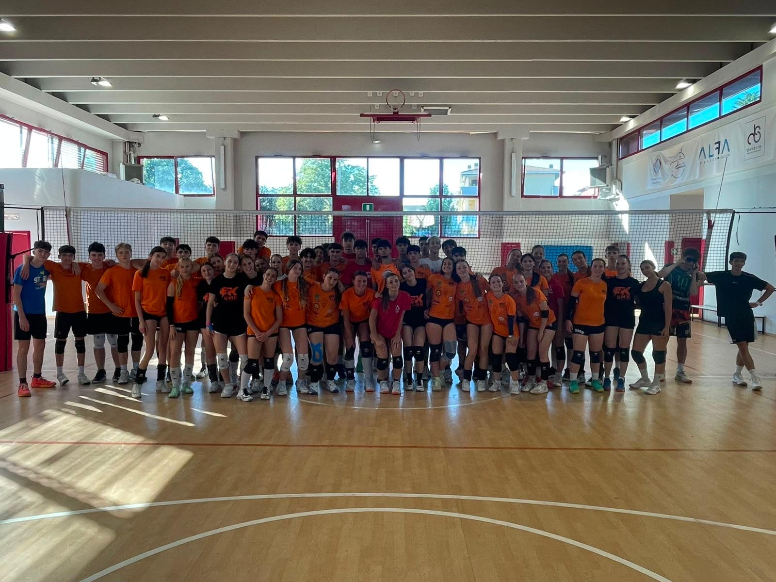 Festa fine anno — foto di gruppo in palestra