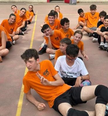 Festa fine anno — ragazzi sul campo esterno