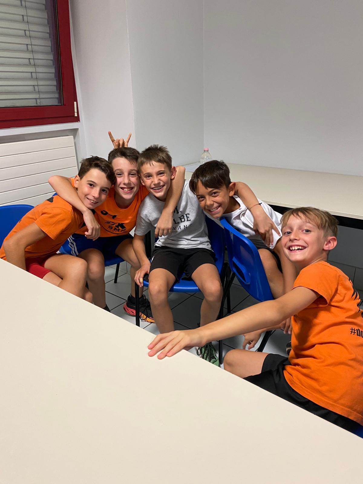 Ragazzi insieme al tavolo