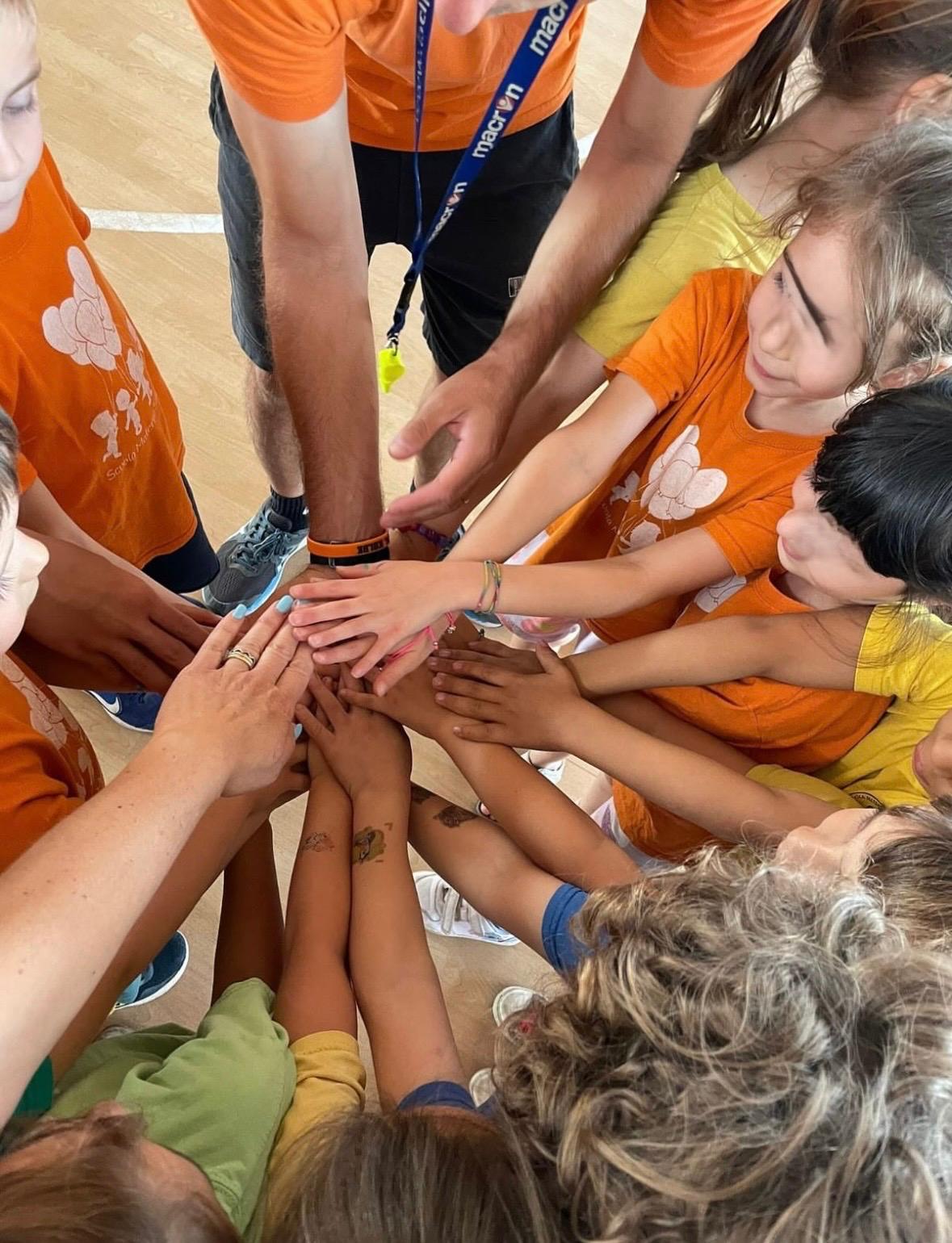Kolbe Summer Camp — mani unite prima dell'attività