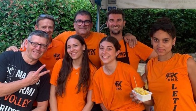 Festa fine anno — volontari allo stand