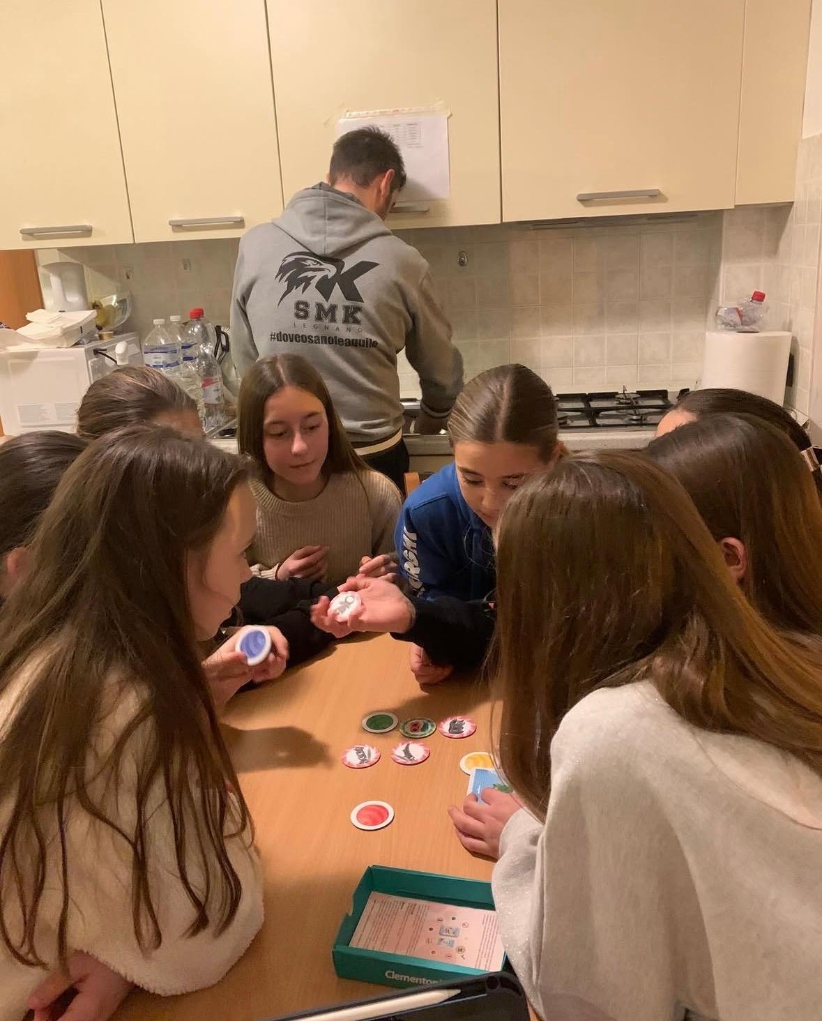 Ritiro Aprica — momento di gioco in cucina