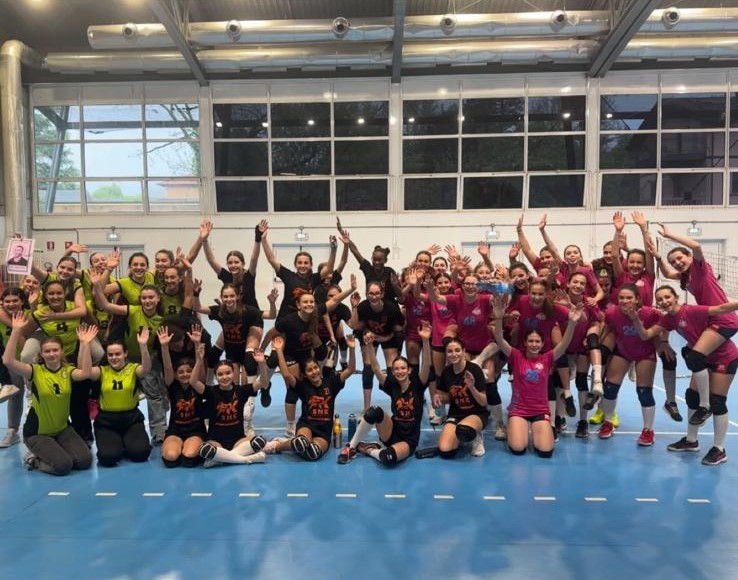Pallavolo — ragazze festeggiano in palestra